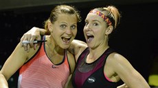 Lucie afáová (vlevo) a Bethanie Matteková-Sandsová pózují po své výhe na...
