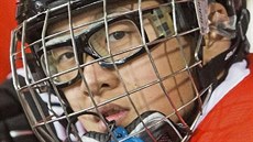 V�t�ina mladých �ínských hokejist� nosí pod helmou ochranné brýle. I b�hem...