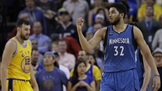 ROZDÍLNÉ EMOCE JEDNIEK DRAFTU. Karl-Anthony Towns (vpravo) z Minnesoty má...