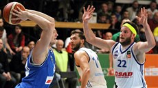 Jan Stehlík (vpravo) z NH Ostrava p�i brán�ní Luká�e Fe�tra z USK Praha....