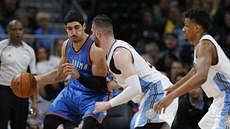 Turecký pivot Enes Kanter (vlevo) z Oklahoma City se petlauje s bosenským...