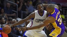 Metta World Peace (vpravo) z LA Lakers brání Jeffa Greena z LA Clippers.
