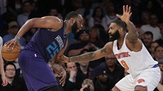 Al Jefferson (vlevo) z Charlotte atakuje ko New Yorku kolem Kylea O'Quinna.