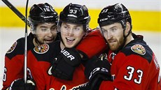 Josh Jooris, Sam Bennett a Jakub Nakládal (zleva) slaví gól Calgary.