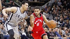 Corey Joseph z Toronta (vpravo) postupuje s mí�em, zastavit ho tou�í Danny...