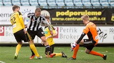 Gólman Karviné Branislav Pindroch zastavuje st�elu Richarda Kaloda (v...