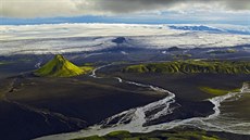 Maelifell, Island. Asi 200 metrů vysoká sopka, vystupující na okraji na ledovce...
