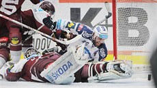 PLAY-OFF BOLÍ. Sparan Marek Hrbas sloil na led plzeského Nicolase Johnsona.