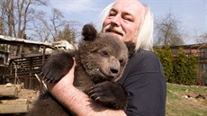 Medvíd Kuba v náruí chovatele Jaroslava Káni.