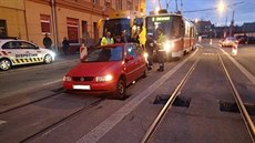 Auto zapadlo v Olomoucké ulici v Brn také ve stedu veer.