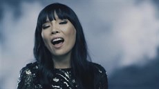 Zp�va�ka Dami Imová v klipu k sout�ní písni Sound of Silence (Eurosong 2016)