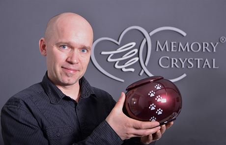 O hbitov se stará eskolipská firma Memory Crystal v ele s jejím majitelem Daliborem Novákem. Za první msíc a pl provozu krematoria vyuilo jeho sluby 23 lidí.