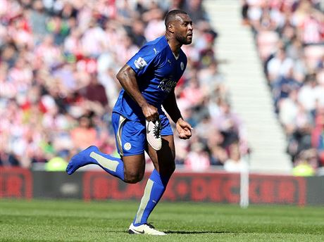 OBUT NEOBUT. Kapitn Leicesteru Wes Morgan piel v jednom ze souboj o...