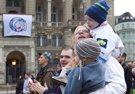 Fanouci podporují Bílé tygry ped velkoplonou obrazovkou u liberecké radnice...