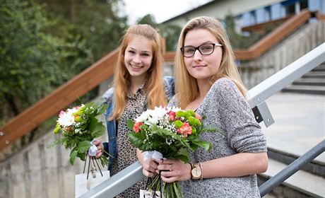 Patnáctileté deváaky Nicole Hálová (vpravo) a Gina Maria Guffanti ze Základní...