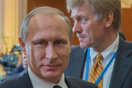 Ruský prezident Vladimir Putin a jeho mluví Dmitrij Peskov.