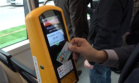 Nový terminál v praské tramvaji umouje bezkontaktní platbu za jízdenku.
