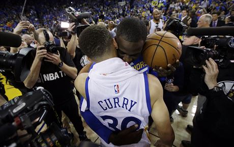 Stephen Curry a Draymond Green v objet. Basketbalist Golden State v NBA prv...