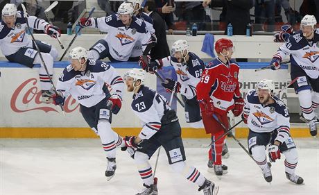 Hokejisté Magnitogorsku slaví zisk Gagarinova poháru, ve finále KHL pedili...