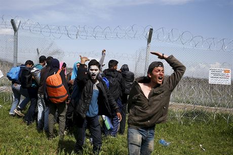 Makedonská policie v nedli pouila slzný plyn proti stovkám migrant, kteí se...