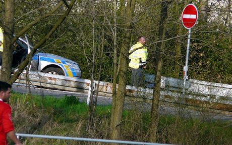 Zábr z kladrubského hit, kde jeden z policist vyhlíí pachatele na útku.