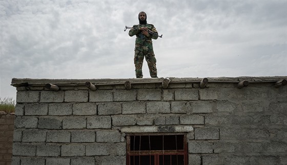 Kurdtí bojovníci u hranic Sýrie na severozápad Iráku (9. dubna 2016)