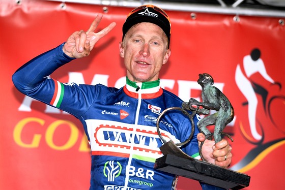 Enrico Gasparotto s trofejí pro vítze závodu Amstel Gold Race.