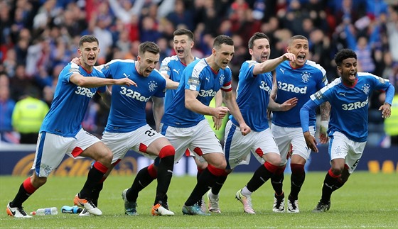 DERBY JE ZASE JEDNOU NAE! Hrái Glasgow Rangers se radují z postupu do finále...