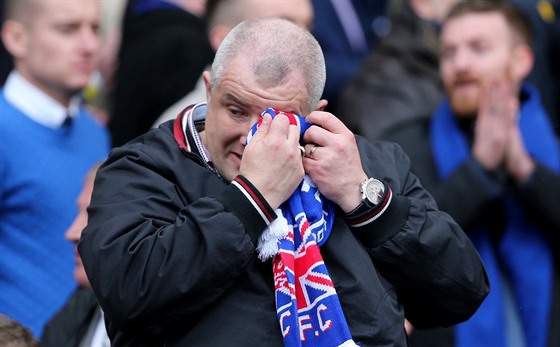 TO JE K PLÁI. Fanouci skotských Glasgow Rangers byli po vyazení s lucemburským soupeem hodn zklamaní.