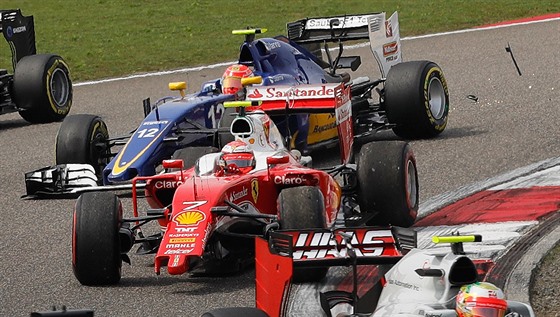 NAHOE BEZ. Kimi Räikkönen s vozem Ferrari tsn po nehod v první zatáce...