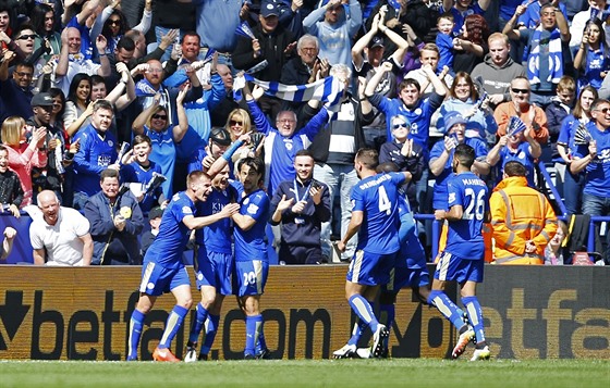 MODRÁ RADOST. Fotbalisté Leicesteru slaví úvodní gól zápasu s West Hamem.