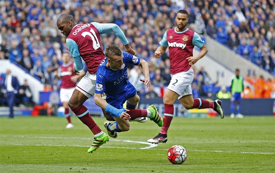 TOHLE PENALTA NEBUDE. Jamie Vardy v souboji s Angelem Ogbonnou nebyl faulovaný,...