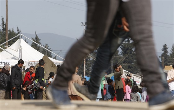 V Idomeni ji nkolik týdn peívají tisíce uprchlík. Úady se je snaí...