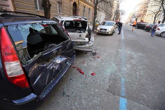 Opilý policejní dstojník na praských Vinohradech naboural pes padesát...