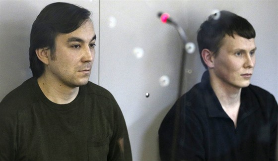 Jevgenij Jerofejev (vlevo) a Alexandr Alexandrov ped soudem v Kyjev (18....