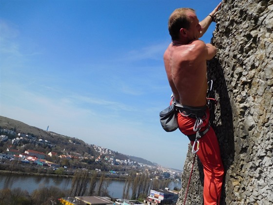 Jan Kare leze na Branických skalách cestu nazvanou Komu zvoní hrana, kterou...