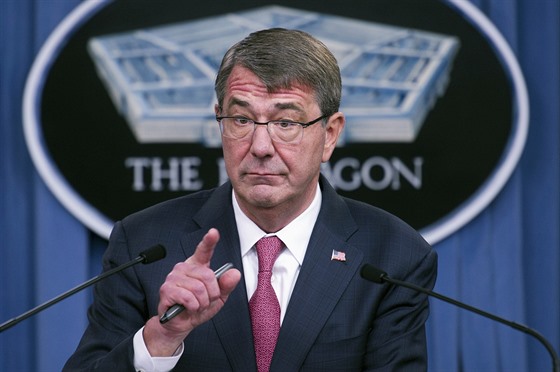 Americký ministr obrany Ash Carter. (3. prosince 2015)