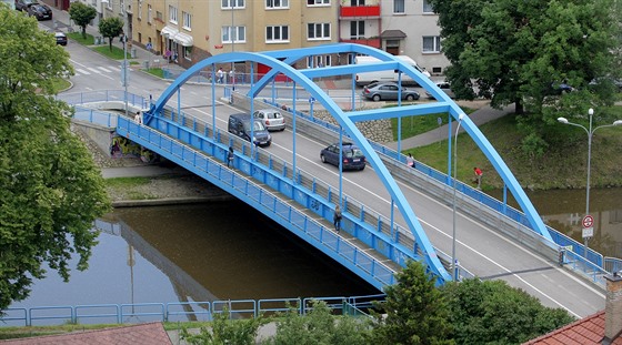 Přes den auta na Modrý most v Českých Budějovicích mohou. Od 22. do 6. hodiny...