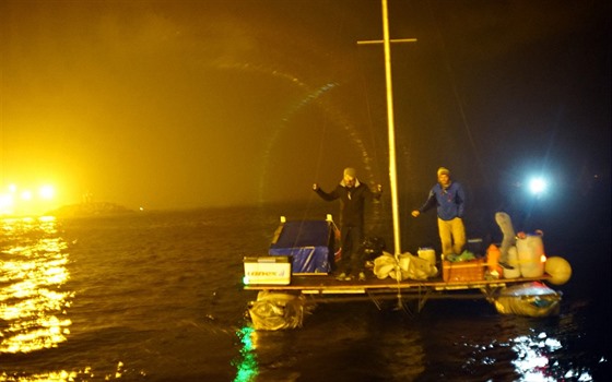 Brn�n�tí dobrodruzi pod vedením Alberta Fiká�ka se na katamaranu z PET lahví...