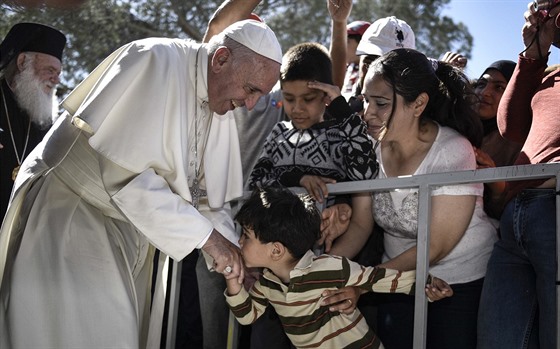 Papež František navštívil uprchlický tábor na ostrově Lesbos (16. dubna 2016).