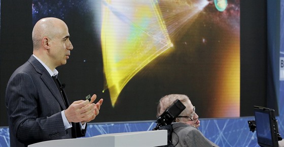 Investor Jurij Milner (vlevo) a fyzik Stephen Hawking při oznamování plánu na...