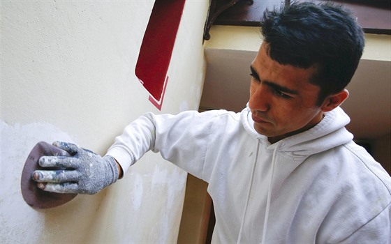 Afghánský b�enec Hajkar se v n�meckém �ezn� za�al �ivit jako malí� pokoj� (8....