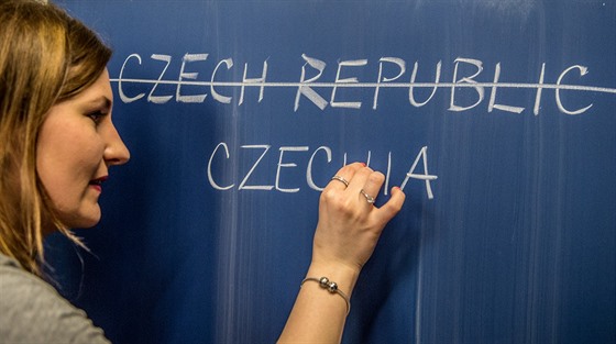 Ilustrační snímek učitelky, která na tabuli přeškrtla název „Česká republika“ a...