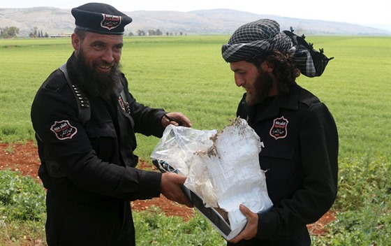 Islamisté z fronty an-Nusra si v syrském guvernorátu Idlíb prohlíejí bombu.