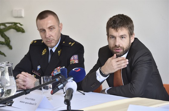Ministr spravedlnosti Robert Pelikán (vpravo) a generální ředitel Vězeňské...