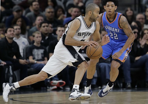 Tony Parker ze San Antonia se pokouí uniknout, brání ho Cameron Payne z...