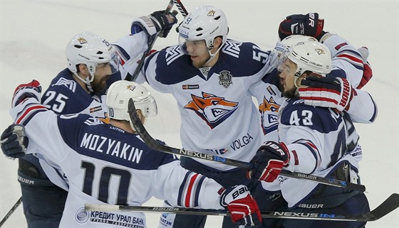 Hokejisté Magnitogorsku slaví gól, mezi nimi Jan Ková - ilustraní foto