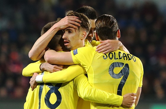 Fotbalisté Villarrealu se radují ze vsteleného gólu.