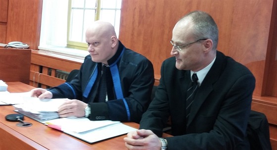 Obžalovaný lékař Michal Kravec s obhájcem u domažlického okresního soudu. (14....