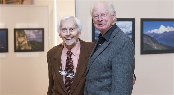 Biolog a oceánograf Thor Heyerdahl (vpravo) se v pondlí setkal s cestovatelem...